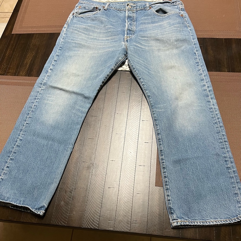 Levi’s 501 men’s blue jeans. Good condition. Flaw ripped sewn on outside label.